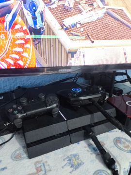 Playstation 4 com 2 controles e jogos