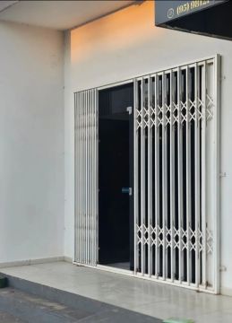 Sala Comercial Com Portão de Segurança
