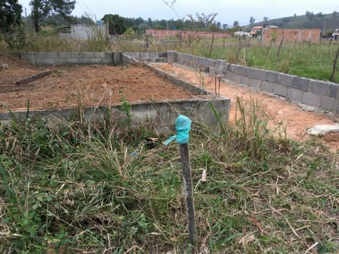 Terreno em lugar tranquilo e com estrutura 