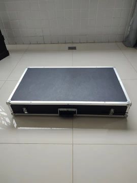 Case pedalboard com plataforma para pedais e equipamento musical