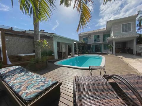 Casa com 410 metros², 4 quartos, piscina e churrasqueira em Daniela - Florianópolis - SC