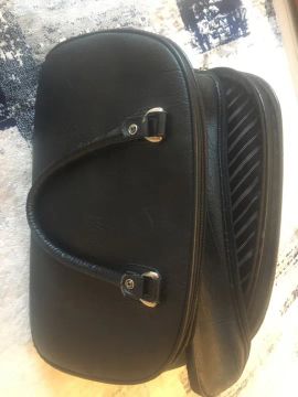Bolsa preta com divisórias 