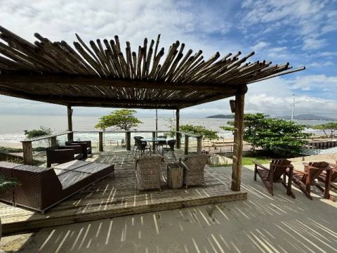 Casa Frente Mar Balneário Piçarras com 6 Suítes - Terreno com 1102m²