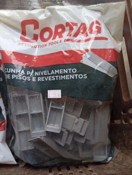 Cunhas para nivelamento de piso e porcelanato 
