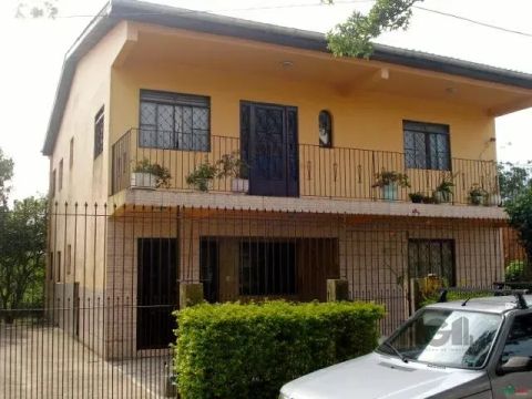 Casa 6 Dormitórios na Zona Sul de Porto Alegre. Ótima Casa com 6 Dormitórios, 3 Banheiros,