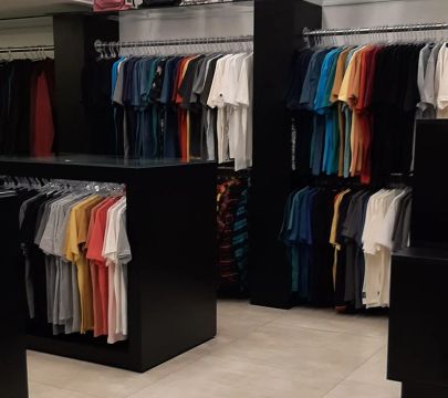 Camisetas com estampas, tamanhos e marcas variadas