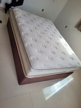 Cama queen com 6 meses de uso. 