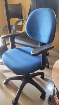 Cadeira de escritório executiva reclinável giratória com rodas 