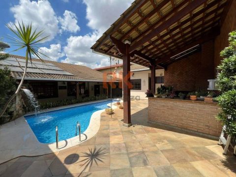 Casa linear a venda no Serrano.