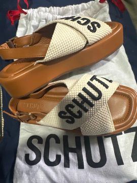Sandália Schutz nova