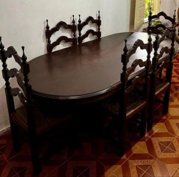 Mesa com 6 cadeiras em madeira pura