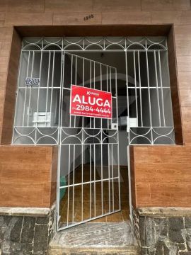 Casa com 2 quartos, sala, cozinha, banheiro e área de serviço.