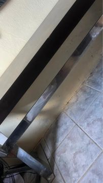Aparador de madeira e pernas em inox