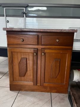 Armário de madeira com 2 gavetas e 2 portas