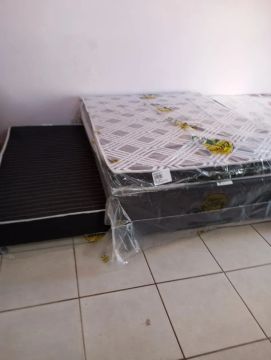 Cama de casal com auxiliar