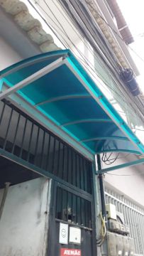 Cobertura em policarbonato para área externa