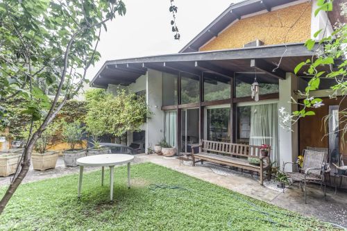 Casa com vista em rua arborizada