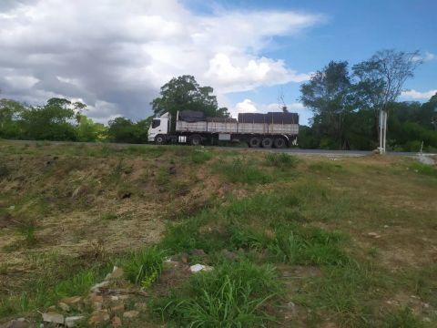 Caminhões - terreno às margens da BR 101