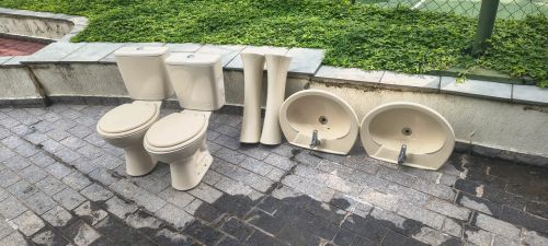 Kit de banheiro com 2 vasos sanitários e 2 cubas