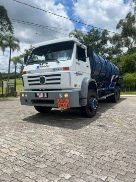 Limpa Fossa VW 23-220 6x2 2004  com bomba de anel líquido e hidrojato