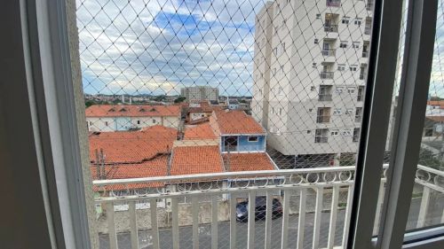 Lindo apartamento reformado com sacada Bq dos Ipês