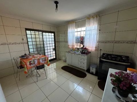 Vendo residência no Jardim das Flores em Apucarana, estudo permuta por casa de menor valor