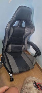 Cadeira Gamer Preta e Cinza danificada.