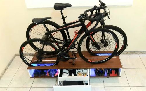 Rack moderno para duas bikes elétricas ou comuns