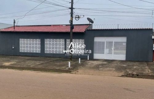 Casa à Venda com 4 quartos, 2 banheiros, 10 vagas e 264m² por R$ 425.000