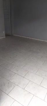 Um quarto com banheiro incluído luz água 600