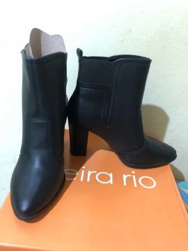 Botas pretas de cano curto