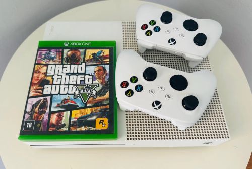 SÓ VENDO !!  XBOX ONE S 500GB ? DOIS CONTROLES ORIGINAIS ? GTA 5 ?