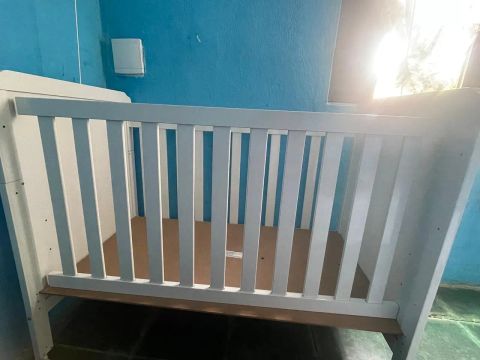 Berço de bebê branco com colchão 
