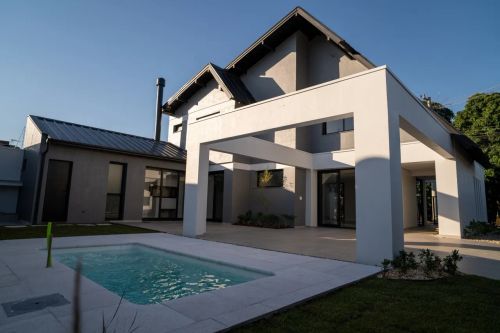 Casa de esquina de 02 pisos com 250 m² no Centro de Sapiranga