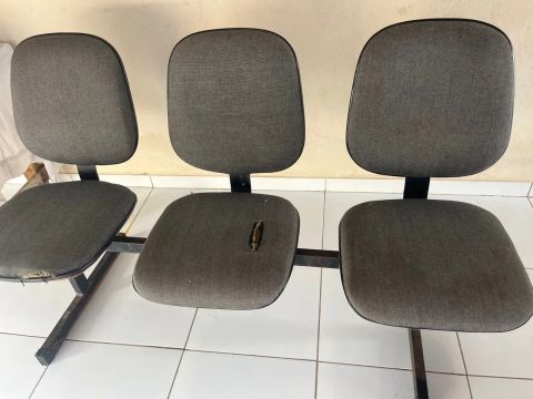 Conjunto de 3 cadeiras de ferro estofadas 