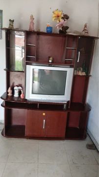 Rack para TV com prateleiras e nichos