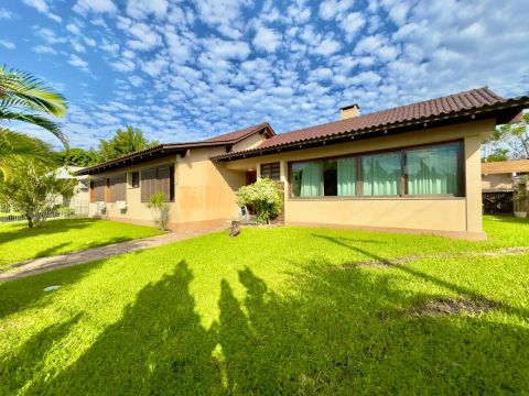 Casa de esquina com 280 m² no centro de Sapiranga
