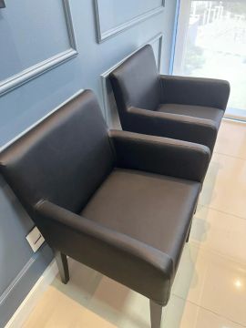 Conjunto de 2 Cadeiras com Braços Prosa Preta - Conforto e Estilo para seu Ambiente!