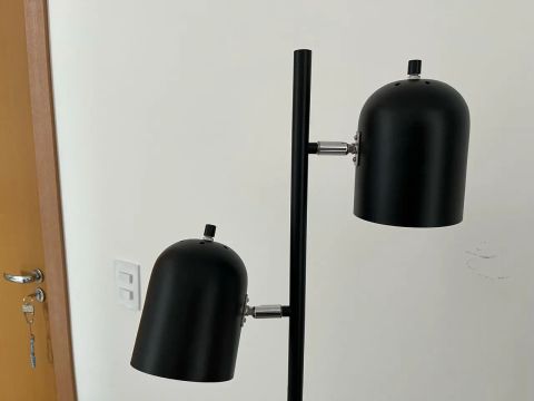 Luminária de chão com 2 cúpulas pretas