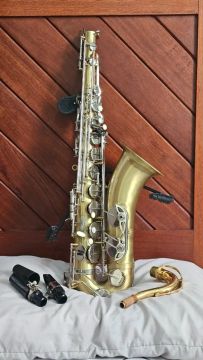 Saxofone Tenor usado - com sax holder, duas boquilhas e  material para limpeza