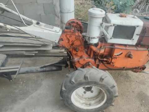 tobata com carroça, rotativa, arado e rodas de ferro.