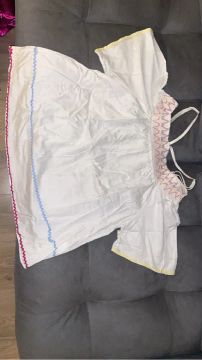 Blusa branca feminina com detalhes coloridos
