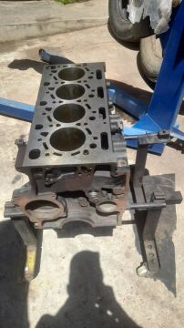 Vendo  bloco do motor JCB pronto pra montagem  com o comado de vavulas  e 3 bielase 
