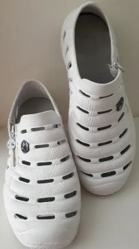 Tênis tipo Crocs.