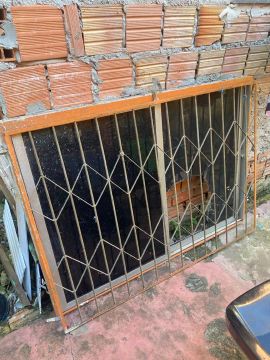Janela grande em ótimo estado 