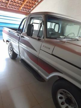 Vende-se linda F1000, motor todo revisado. Uma raridade.
