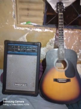 Violão e caixa de som 