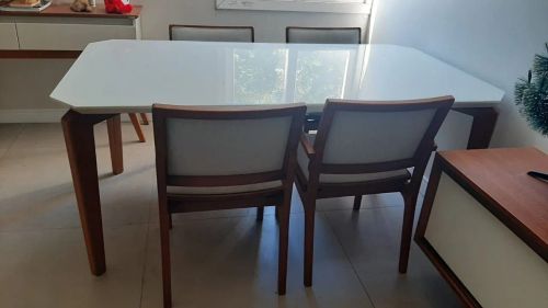 Mesa de Jantar Moderna com Tampo de Vidro