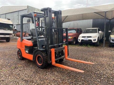 Empilhadeira TOYOTA 2,5 ton - TRIPLEX