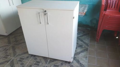 Armário Branco 2 Portas em estado de novo 